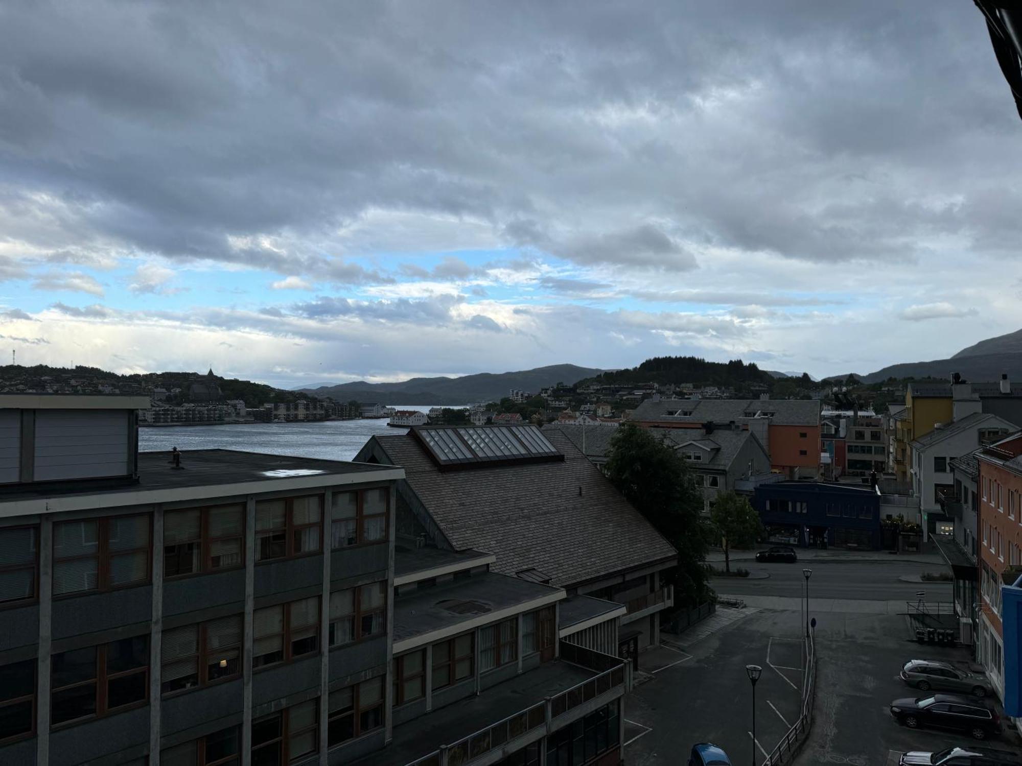 Charming 3-Bedroom Apartment In The Heart Of Kristiansund Exterior photo